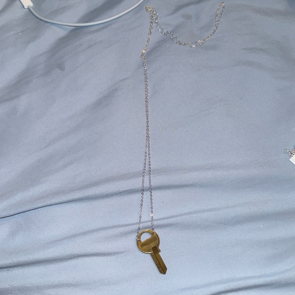M1 USA KEY TAYLOR SWIFT KEY NECKLACE FEARLESS - Picture 4 of 4